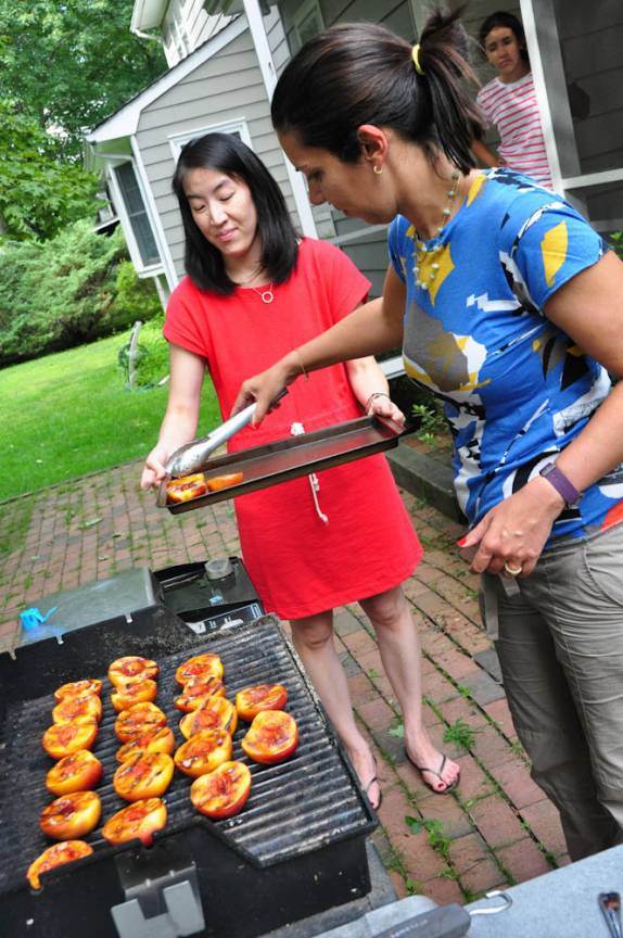 Servindo a deliciosa sobremesa de nectarina assada em Princeton Junction, New Jersey - EUA